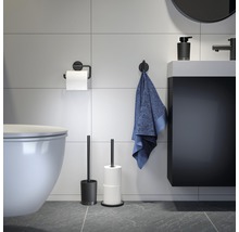 Modernes Badezimmer mit Toilette, Waschtisch, Spiegel, Handtuchhalter, Toilettenpapierhalter und Toilettenbürstengarnitur