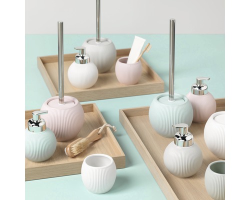 Badezimmer-Accessoires aus Keramik auf Holztabletts