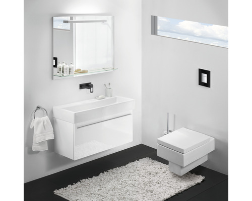 Modernes Badezimmer mit Waschbecken, Spiegel und Toilette