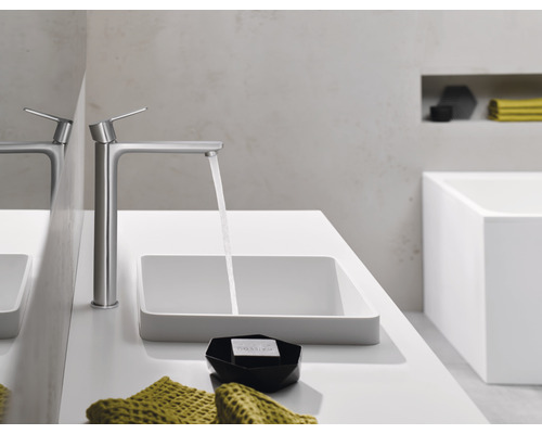 Modernes Badezimmer mit Aufsatzwaschbecken, Armatur und fließendem Wasser