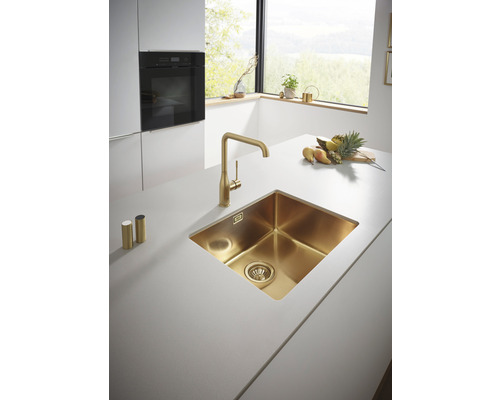 Küchenspüle und Armatur in einer hellen Küche.