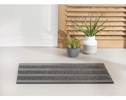 Fußmatte mit Streifenmuster im Eingangsbereich