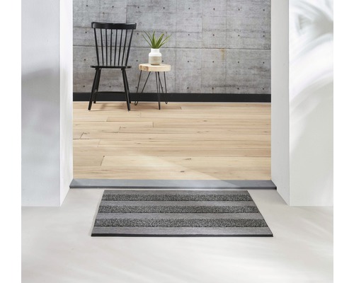 Fußmatte mit Streifenmuster vor einer Tür