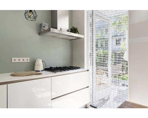 Moderne Küche mit Kochfeld, Dunstabzugshaube, Perlenvorhang und Küchenutensilien.