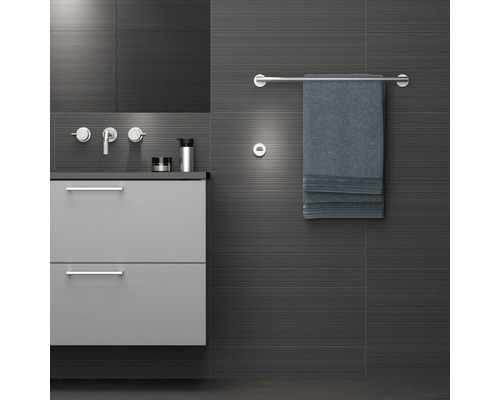 Badezimmer mit Waschtischunterschrank, Armatur, Handtuchhalter und Handtuch