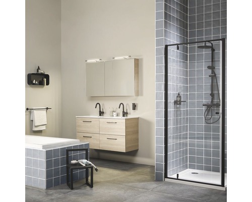 Badezimmer mit Dusche, Waschtisch, Spiegelschrank und Badewanne mit Fliesen