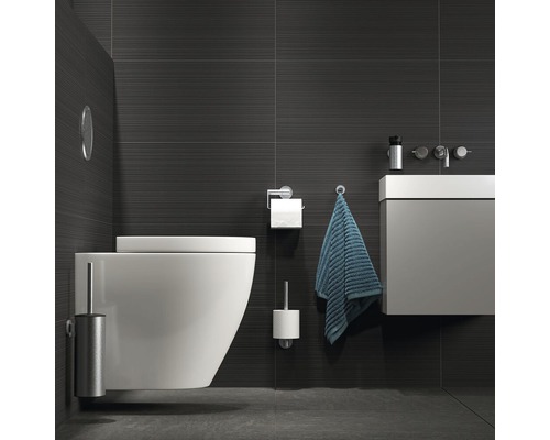 Modernes Badezimmer mit wandhängendem WC, Waschtisch und dunklen Fliesen
