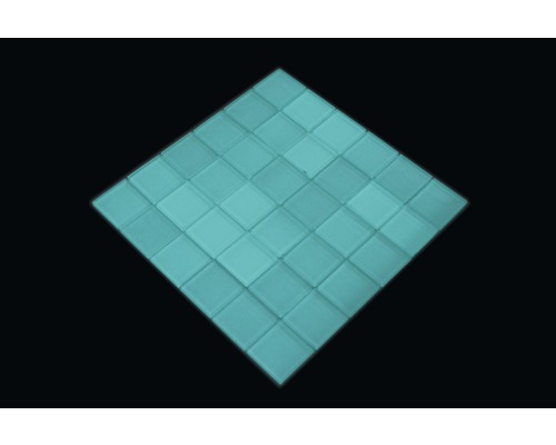 Quadratische Glasmosaikfliese, geeignet für Wand- und Bodenanwendungen.