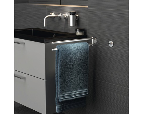 Modernes Badezimmer mit Waschtisch, Armatur, Handtuchhalter und Handtuch