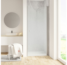 Badezimmer mit Duschabtrennung, Waschtisch und Spiegel