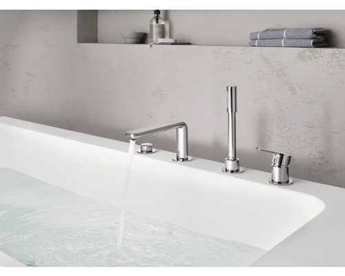 Aufnahme einer Badewanne mit einer Armatur inklusive Brausegarnitur
