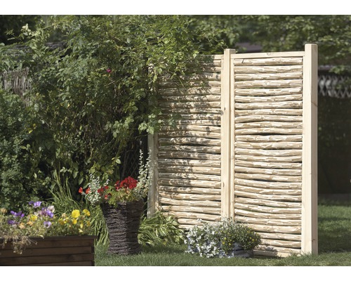 Sichtschutzzaun aus Holz im Garten mit Blumenkästen.