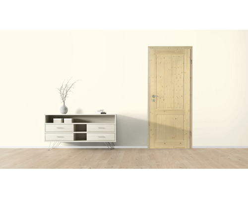 Holztür neben einer Kommode im Zimmer
