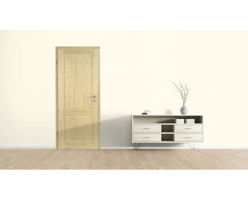 Innenraumansicht mit Holztür und Kommode