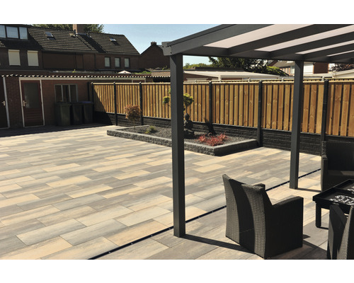 Außenbereich mit Terrassenplatten, Zaun und Überdachung