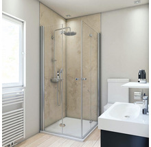 Helles Badezimmer mit Duschkabine, Waschbecken und Toilette