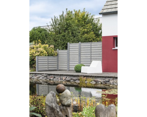 Garten mit Sichtschutzzaun, Gartenteich und Sitzgelegenheit