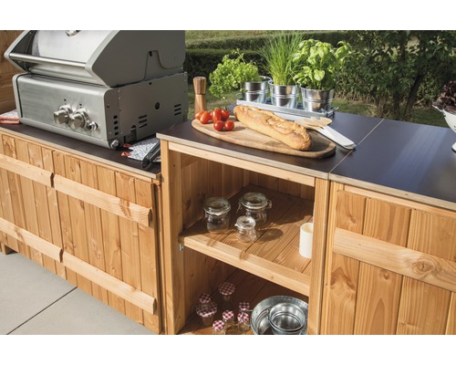 Grillküche aus Holz mit Grill, Ablagefläche und Stauraum