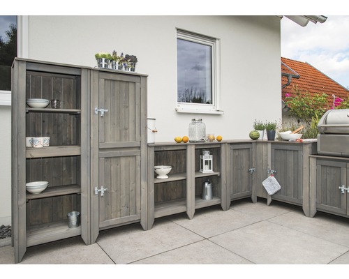 Gartenküche aus Holz mit Schränken und Regalen auf einer Terrasse