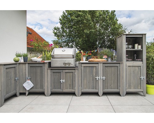 Outdoor-Küche mit Grill, Stauraum und Arbeitsfläche im Garten