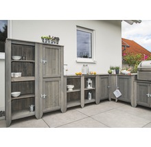 Graue Outdoor-Küche aus Holz mit Stauraum auf einer Terrasse
