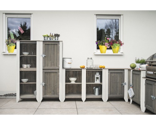 Außenküche mit Schränken und Regalen aus Holz