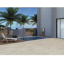 Außenbereich mit Swimmingpool, Liegestuhl und Terrassenfliesen