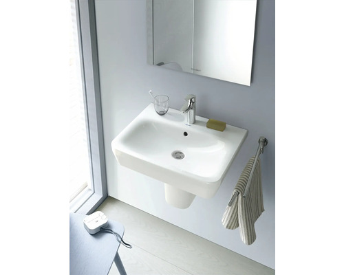 Modernes Badezimmer mit weißem Aufsatzwaschbecken, Armatur und Spiegelschrank