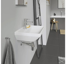 Modernes Badezimmer mit weißem Waschtisch, Chromarmatur und Handtuchhalter