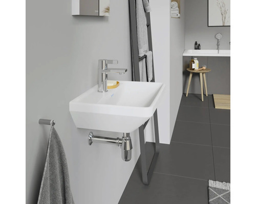 Modernes Badezimmer mit weißem Waschtisch, Chromarmatur und Handtuchhalter