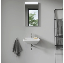 Badezimmeransicht mit Waschbecken, Spiegel und Handtuchhalter
