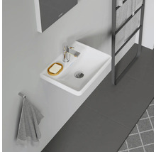 Badezimmerwaschbecken mit Armatur, Seife und Handtuchhalter