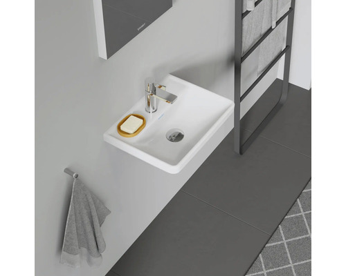 Badezimmerwaschbecken mit Armatur, Seife und Handtuchhalter