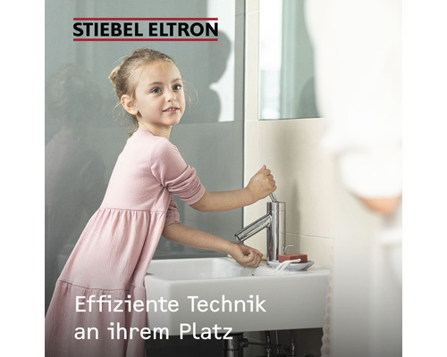 Mädchen wäscht sich die Hände an einem Waschtisch mit Armatur von Stiebel Eltron