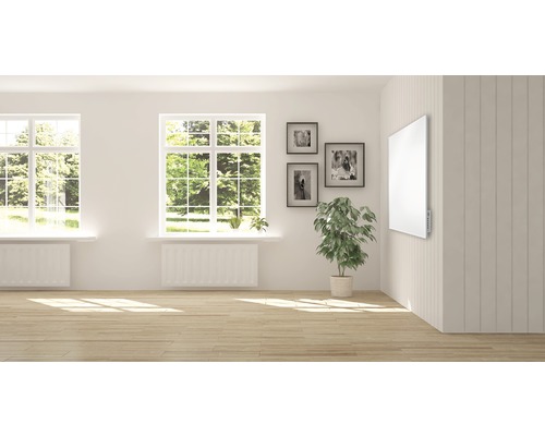 Heller Raum mit Fenster, Heizkörper und Heizpaneel