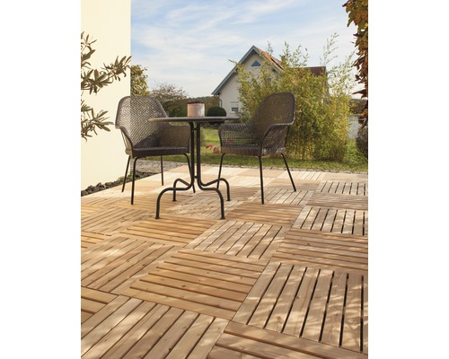 Terrasse mit Holzbodenfliesen, Tisch und zwei Stühlen