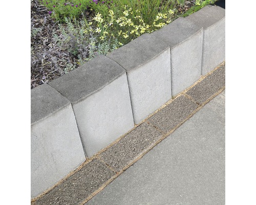 Gartenbegrenzung aus Betonsteinen und Pflastersteinen