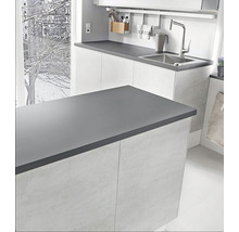 Helle Küche mit grauer Arbeitsplatte und Kücheninsel