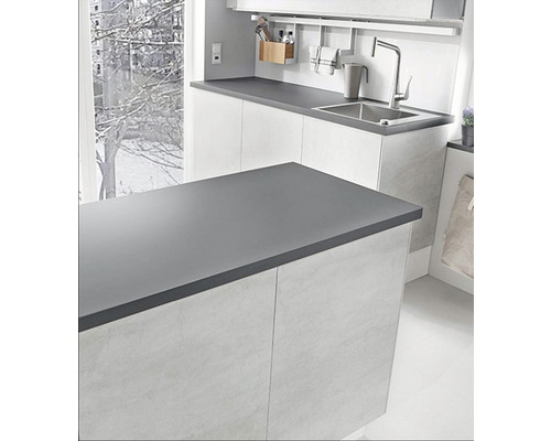 Helle Küche mit grauer Arbeitsplatte und Kücheninsel