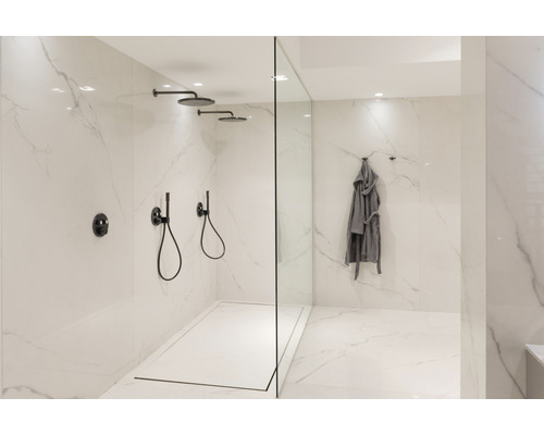 Modernes Badezimmer mit Dusche, Armaturen und Bademantel