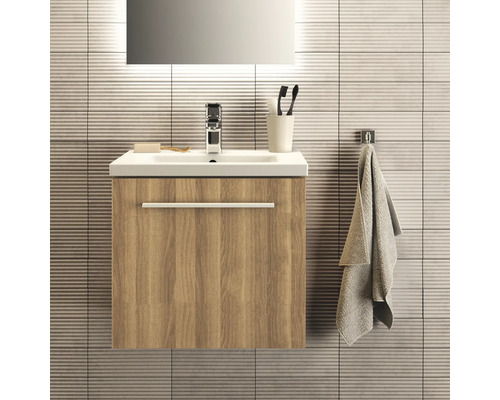 Badezimmerwaschtisch mit Holzdekor, Spiegel und Handtuchhalter an einer gefliesten Wand