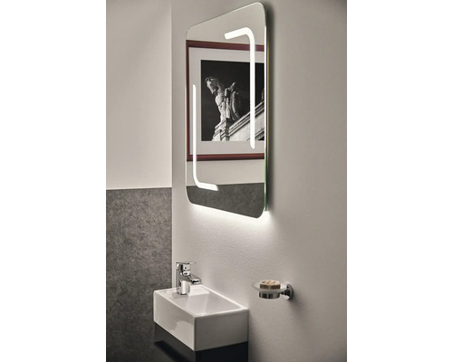 Badezimmer mit Spiegel, Waschbecken und Seifenschale