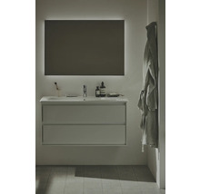 Modernes Badezimmer mit Waschtischunterschrank, Waschbecken, beleuchtetem Spiegel und Bademantel