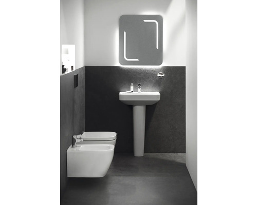 Helles Badezimmer mit Waschbecken, Toilette, Bidet und Spiegel