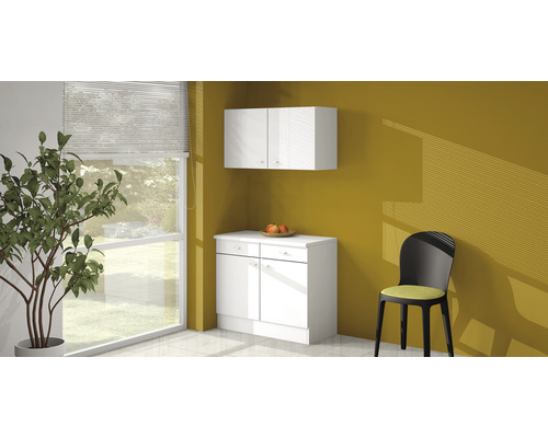 Küchenszene mit Unterschrank und Hängeschrank aus Holz sowie Stuhl