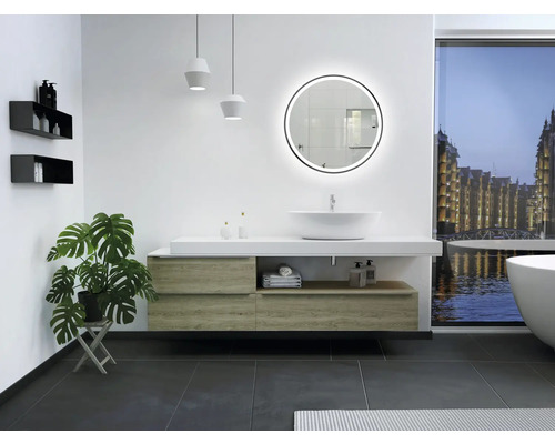 Modernes Badezimmer mit Waschtisch, Spiegel und Pflanzen