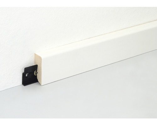 Sockelleiste aus Holz mit Befestigungsclip an einer Wand