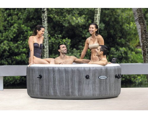 Aufblasbarer Whirlpool mit vier Personen im Freien