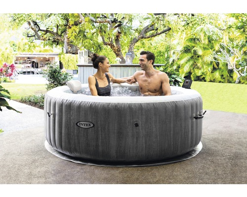 Aufblasbarer Intex Whirlpool mit zwei Personen im Garten
