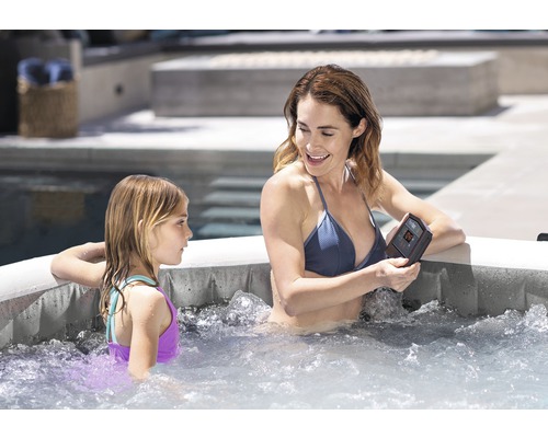 Frau und Kind entspannen in einem Outdoor Whirlpool mit digitaler Steuerung